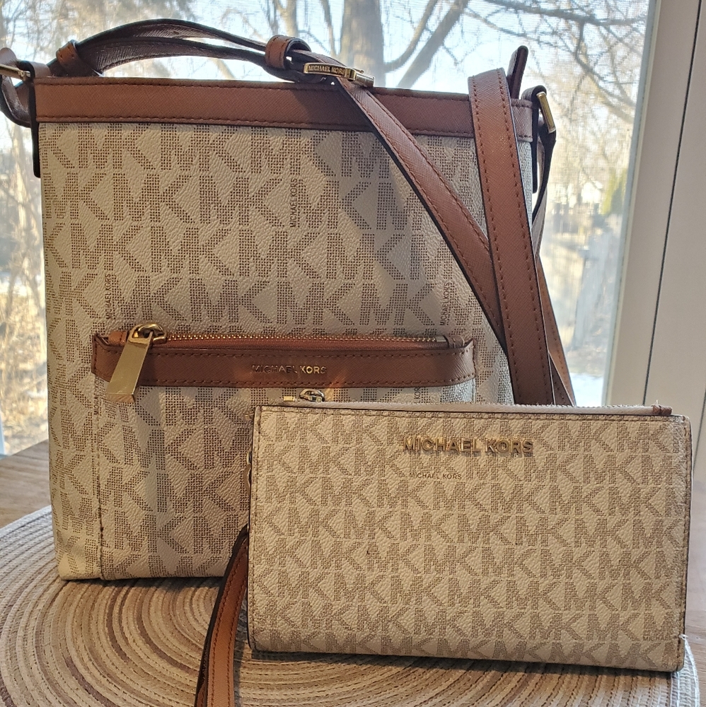 Michael Kors Signature Crossbody/Wallet set